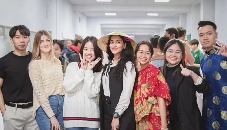 Tinh thần Việt Nam tại Hội chợ Văn hóa quốc tế Đại học MIPT 2023 9 tinh than viet nam tai hoi cho van hoa quoc te dai hoc mipt 2023