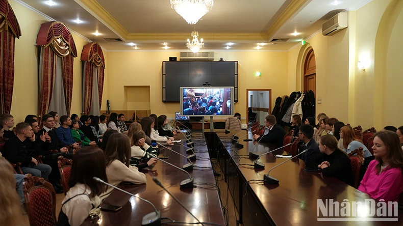 Bạn trẻ Nga háo hức tìm hiểu phong tục đón Tết cổ truyền Việt Nam 1 ban tre nga hao huc tim hieu phong tuc don tet co truyen viet nam