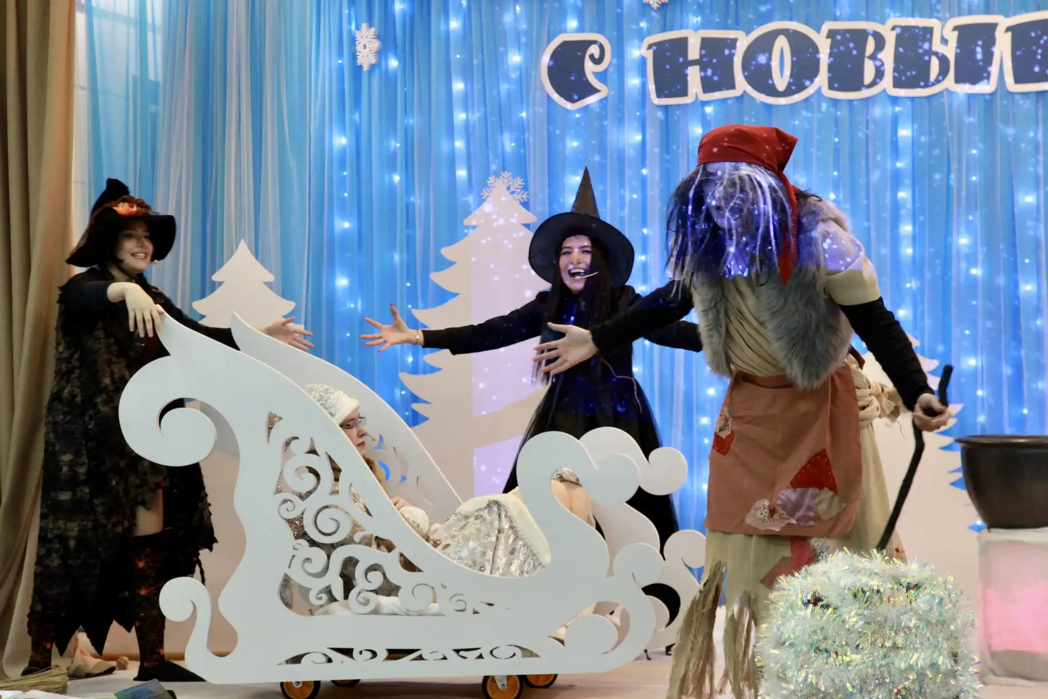 Chương trình Cây thông năm mới “Chiếc rương thần kỳ” tại Hà Nội 1 chuong trinh cay thong nam moi chiec ruong than ky tai ha noi