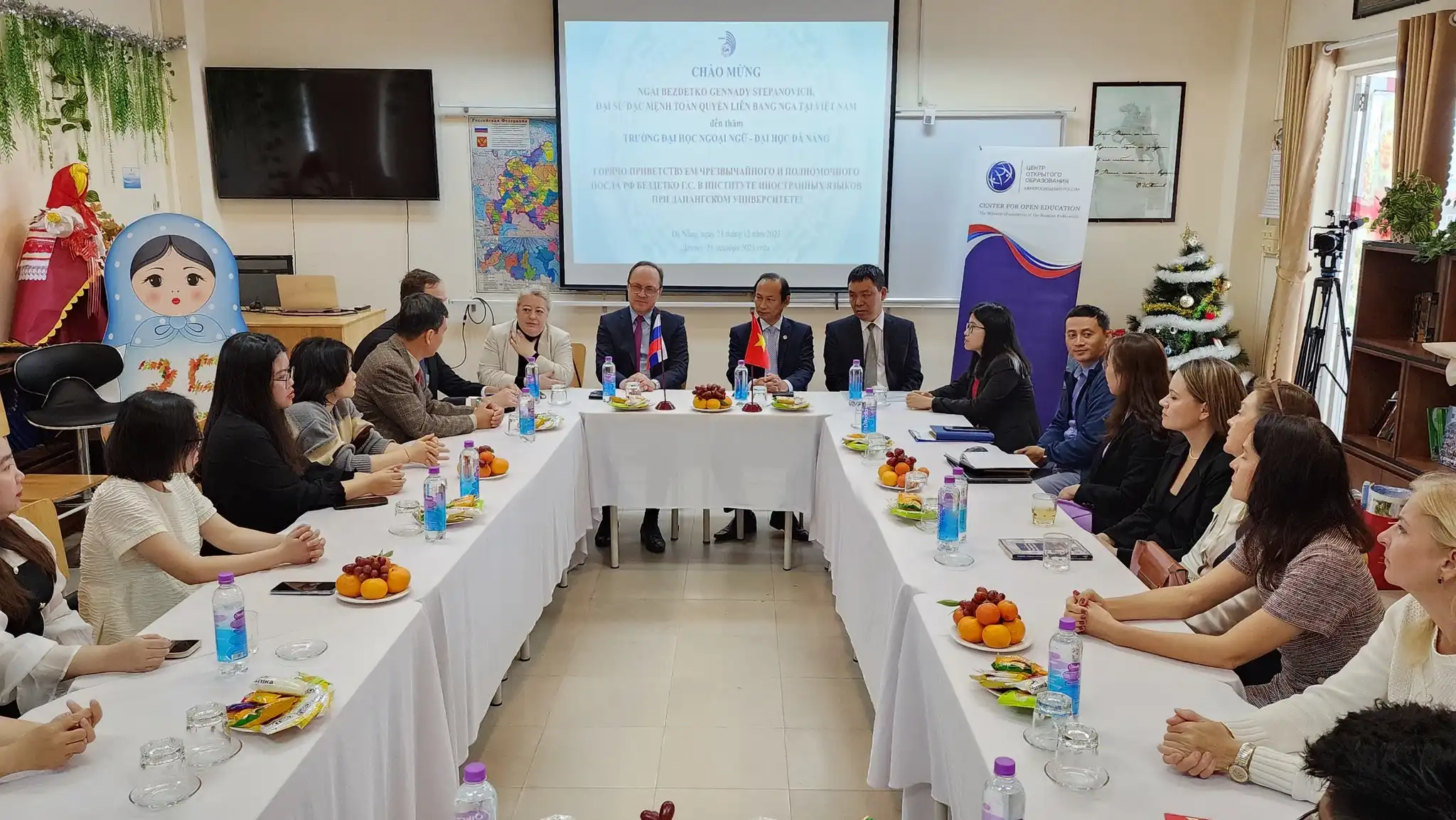 Đại sứ Nga tại Việt Nam đến thăm Trường Đại học Ngoại ngữ Đà Nẵng 2 dai su nga tai viet nam den tham truong dai hoc ngoai ngu da nang 2