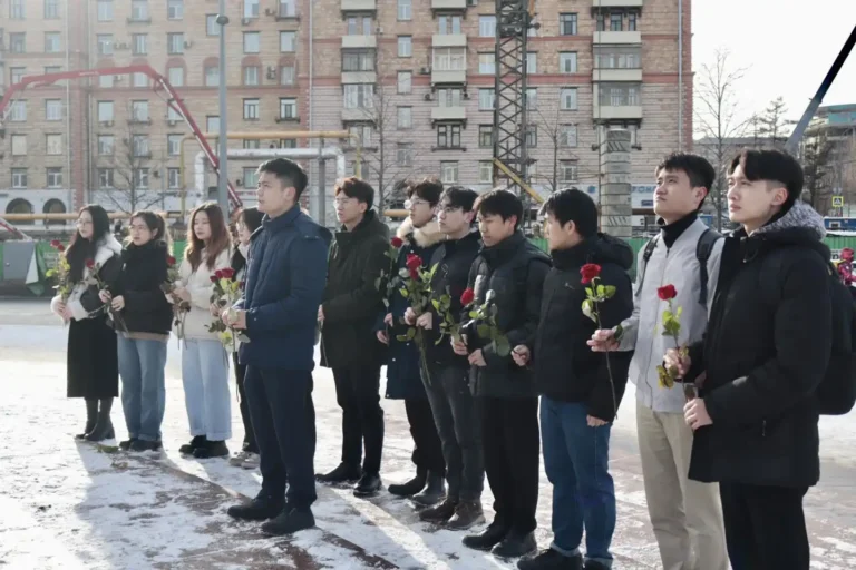 Du học sinh Việt Nam dâng hoa kỷ niệm 94 năm thành lập Đảng 17 du hoc sinh viet nam dang hoa ky niem 94 nam thanh lap dang