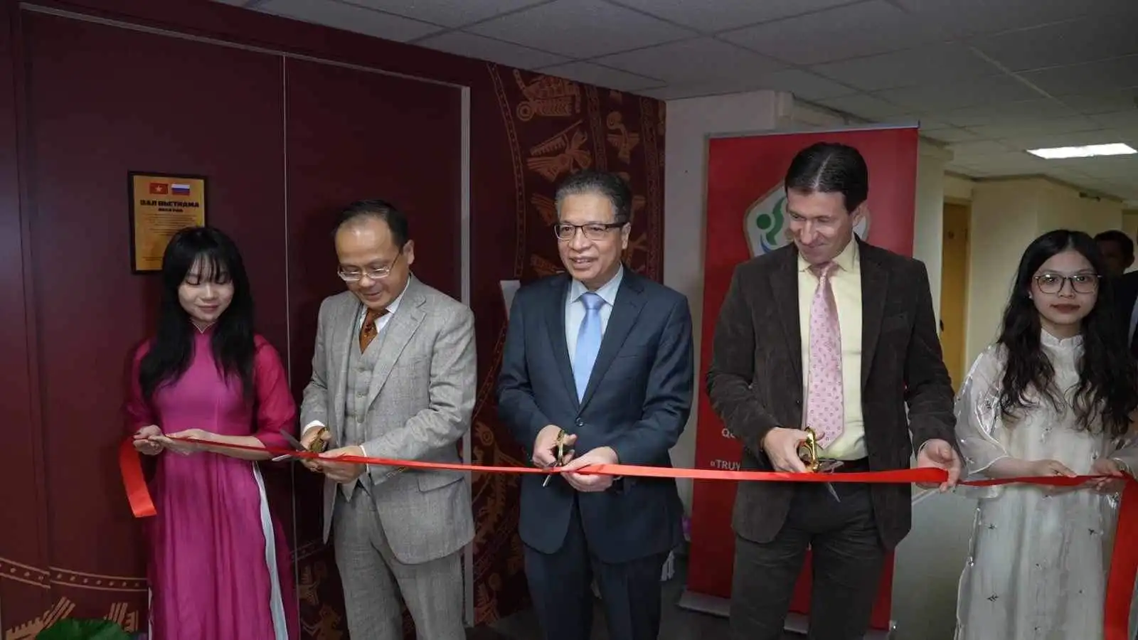 Khai trương Phòng thư viện Việt Nam tại Viện Hàn lâm Khoa học Nga 3 khai truong phong thu vien viet nam tai vien han lam khoa hoc nga 2