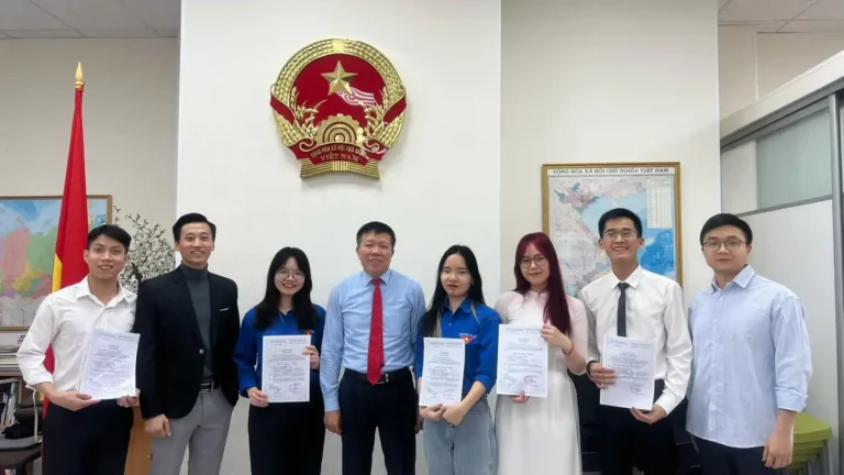 Lễ Kết nạp Đảng đầu năm 2024 tại Tổng Lãnh sự quán Ekaterinburg 12 le ket nap dang dau nam 2024 tai tong lanh su quan ekaterinburg