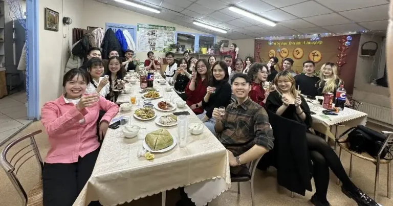 sinh vien su pham dien anh lam nghiep saint lien hoan chao xuan moi