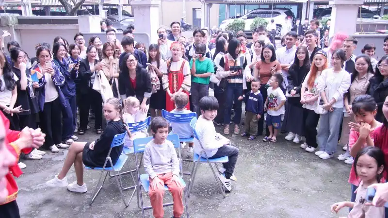 Lễ hội tiễn mùa đông của người Nga tại Phân viện Puskin Hà Nội 1 le hoi tien mua dong cua nguoi nga tai phan vien puskin ha noi