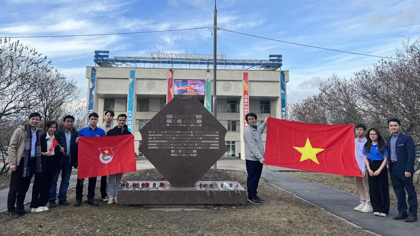 Dâng hoa kỷ niệm 117 năm ngày sinh cố Tổng Bí Thư Lê Duẩn 1 dang hoa ky niem 117 nam ngay sinh co tong bi thu le duan