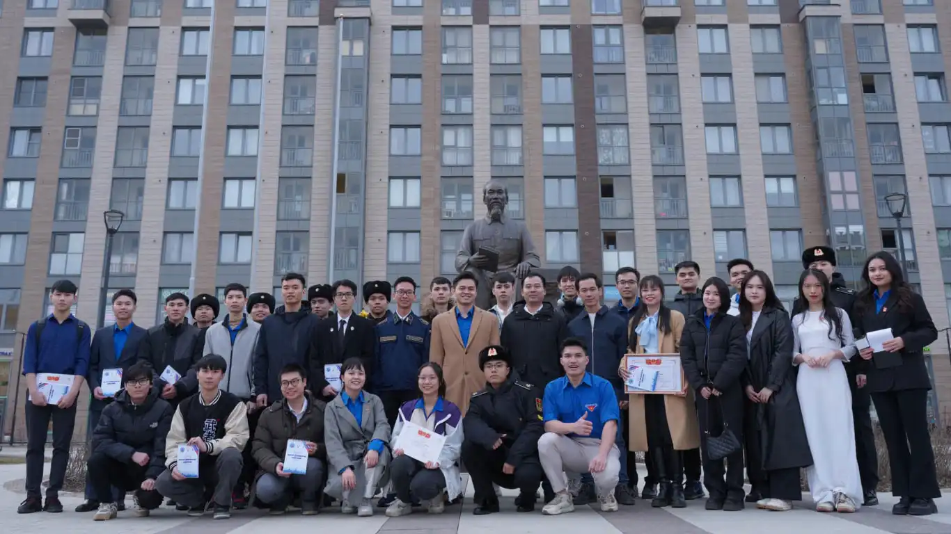 Đoàn viên Saint Petersburg dâng hoa kỷ niệm 93 năm Thành lập Đoàn 1 doan vien saint petersburg dang hoa ky niem 93 nam thanh lap doan