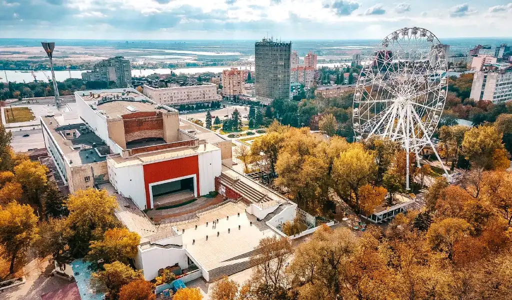 rostov quang truong nha hat cong vien cach mang