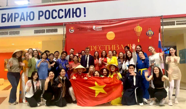 sinh vien dai hoc vien dong to chuc le hoi van hoa viet nam