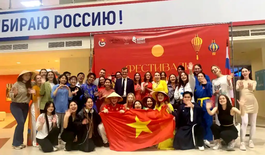 sinh vien dai hoc vien dong to chuc le hoi van hoa viet nam