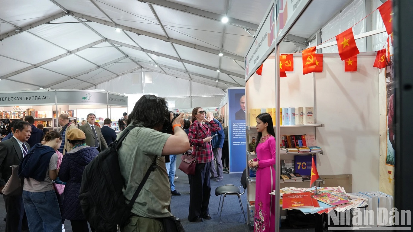 Báo Nhân Dân tham gia Hội chợ sách quốc tế tại Saint Petersburg 2 bao nhan dan tham gia hoi cho sach quoc te tai saint petersburg 2