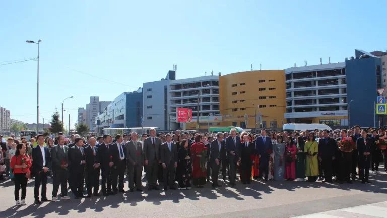 du hoc sinh saint peterburg ky niem sinh nhat bac