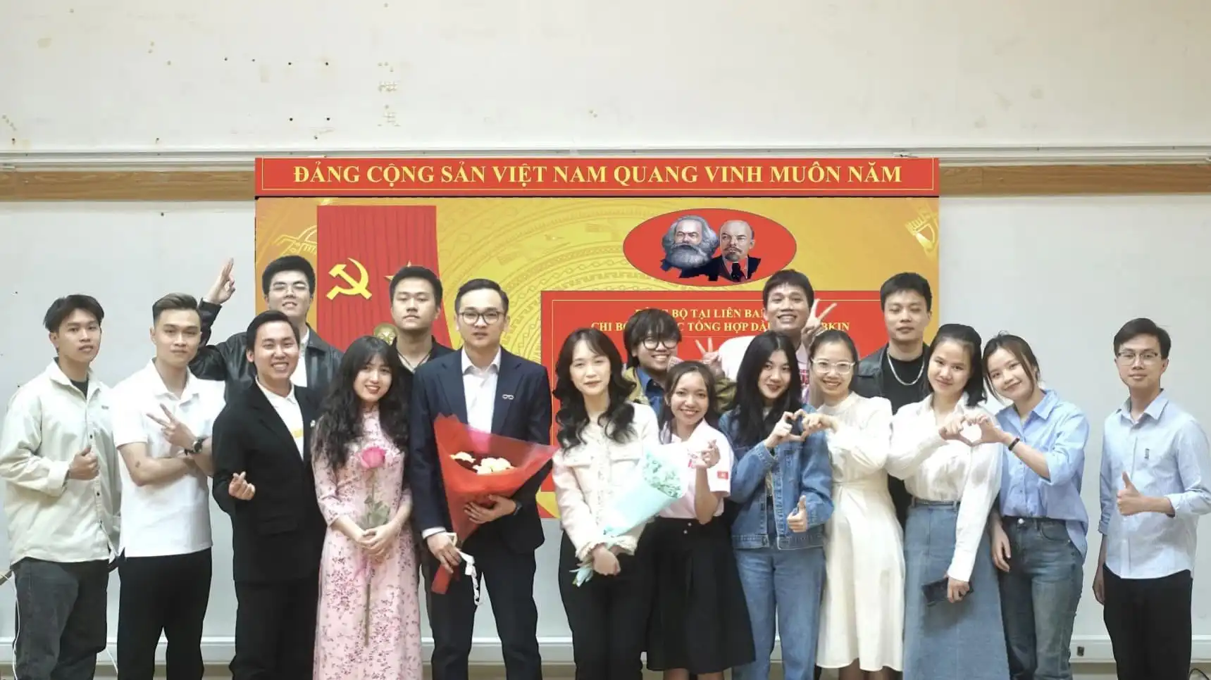 Kết nạp đảng và chuyển đảng cho sinh viên Gubkin và Sư phạm Moscow 1 ket nap dang va chuyen dang cho sinh vien gubkin va su pham moscow