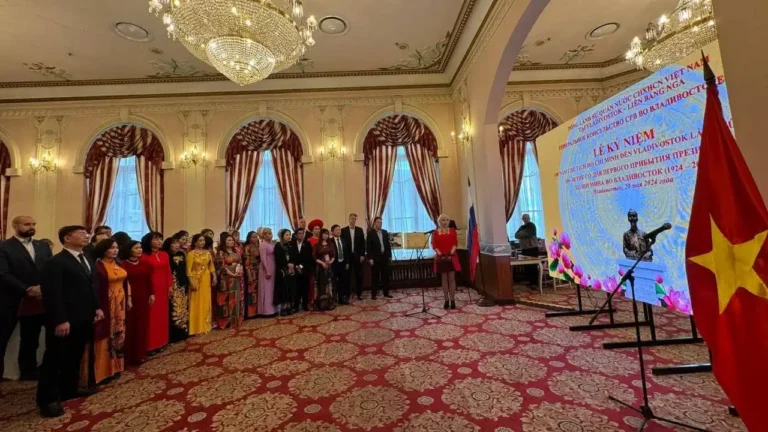 ky niem 100 nam ngay bac ho den vladivostok