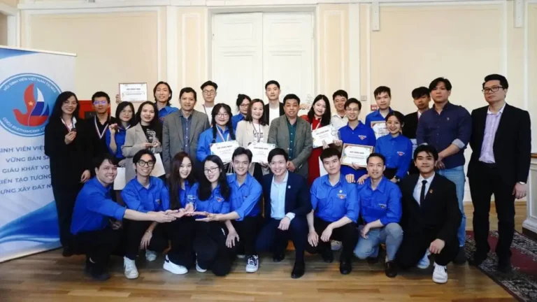 le trao thuong giai chay bo du hoc sinh toan nga dau chan thanh nien 2024