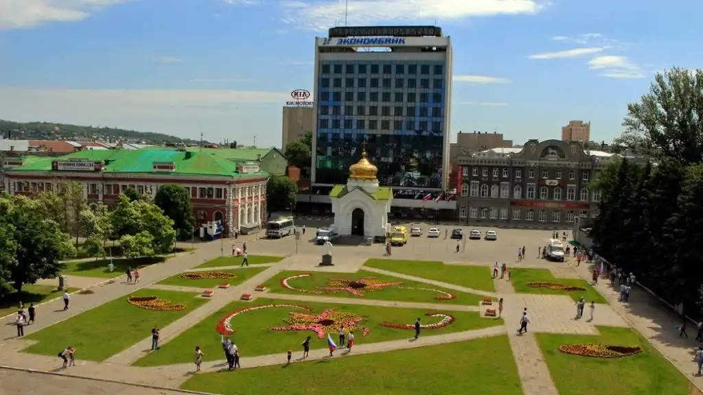 saratov quang truong nha hat