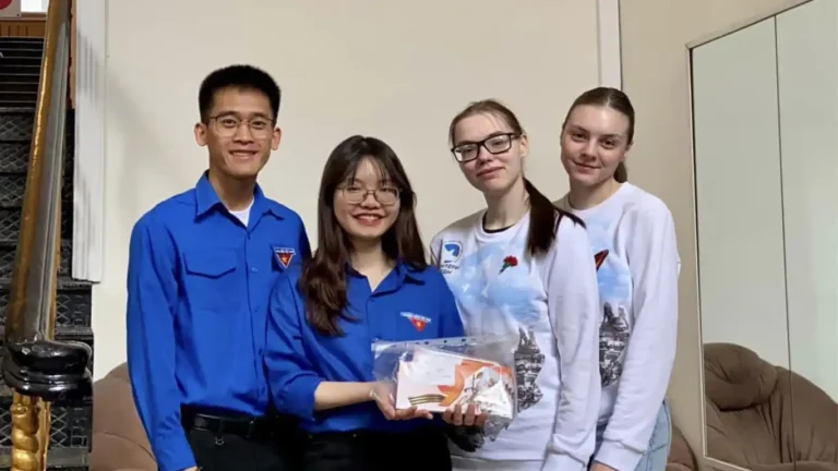 sinh vien dai hoc tyumen tham hoi cuu chien binh nhan ngay chien thang