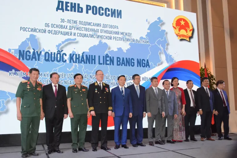 Chiêu đãi trọng thể nhân kỷ niệm 34 năm Quốc khánh Liên bang Nga 15 chieu dai trong the nhan ky niem 34 nam quoc khanh lien bang nga