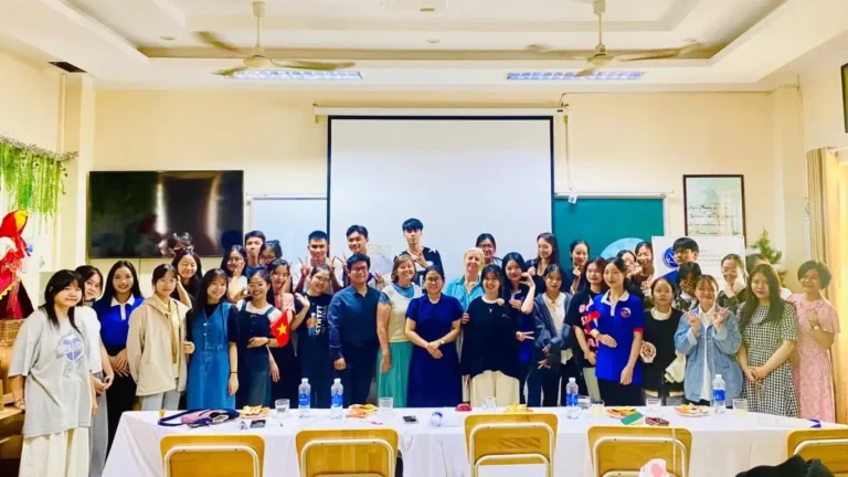 Sinh viên Đại học Ngoại Ngữ Đà Nẵng thi đọc thơ mừng 225 ngày sinh Puskin 3 sinh vien dai hoc ngoai ngu da nang thi doc tho mung 225 ngay sinh puskin