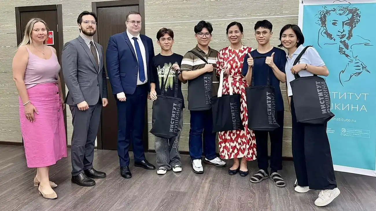 Học sinh Việt Nam được Thứ trưởng Nga dẫn đi tham quan bảo tàng 1 hoc sinh viet nam duoc thu truong nga dan di tham quan bao tang 1