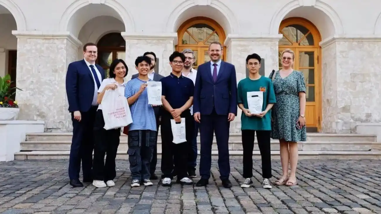 Học sinh Việt Nam được Thứ trưởng Nga dẫn đi tham quan bảo tàng 2 hoc sinh viet nam duoc thu truong nga dan di tham quan bao tang 2