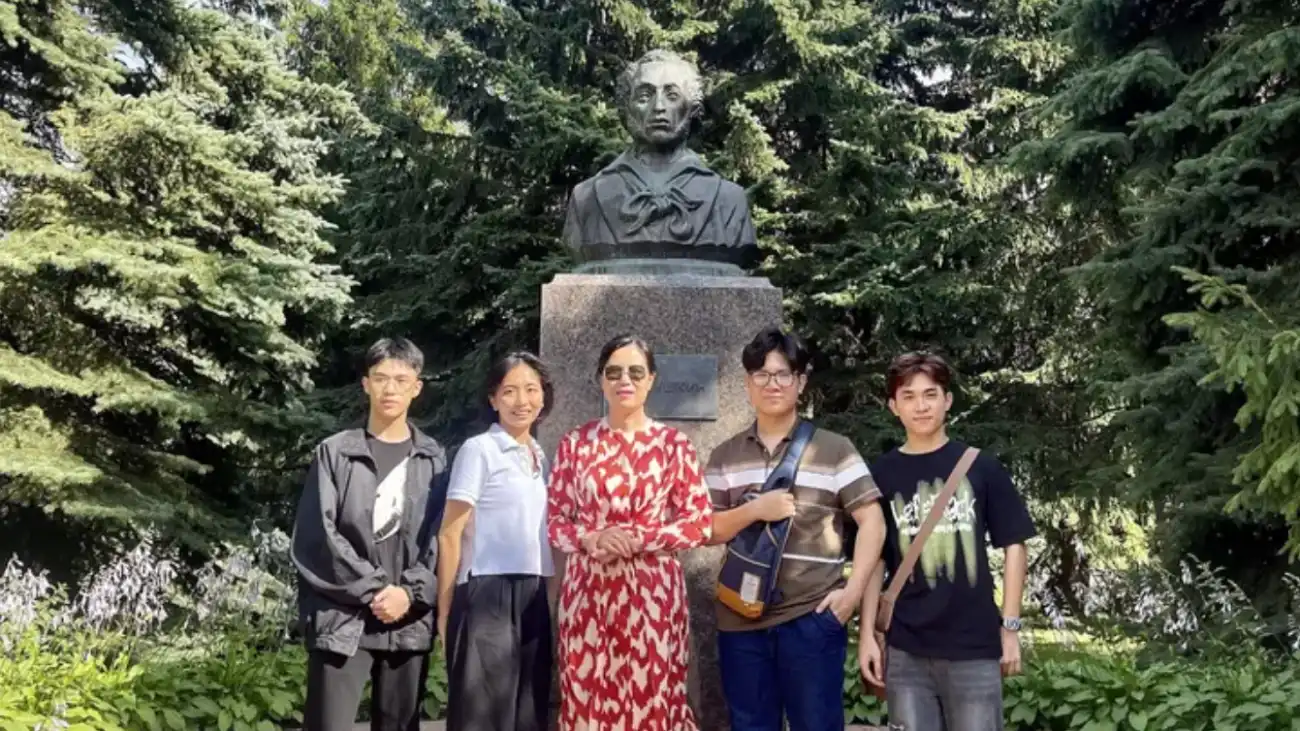 Học sinh Việt Nam được Thứ trưởng Nga dẫn đi tham quan bảo tàng 3 hoc sinh viet nam duoc thu truong nga dan di tham quan bao tang 3