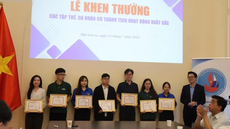 Lễ khen thưởng các tập thể và cá nhân xuất sắc trong công tác Đoàn-Hội 14 le khen thuong cac tap the va ca nhan xuat sac trong cong tac doan hoi