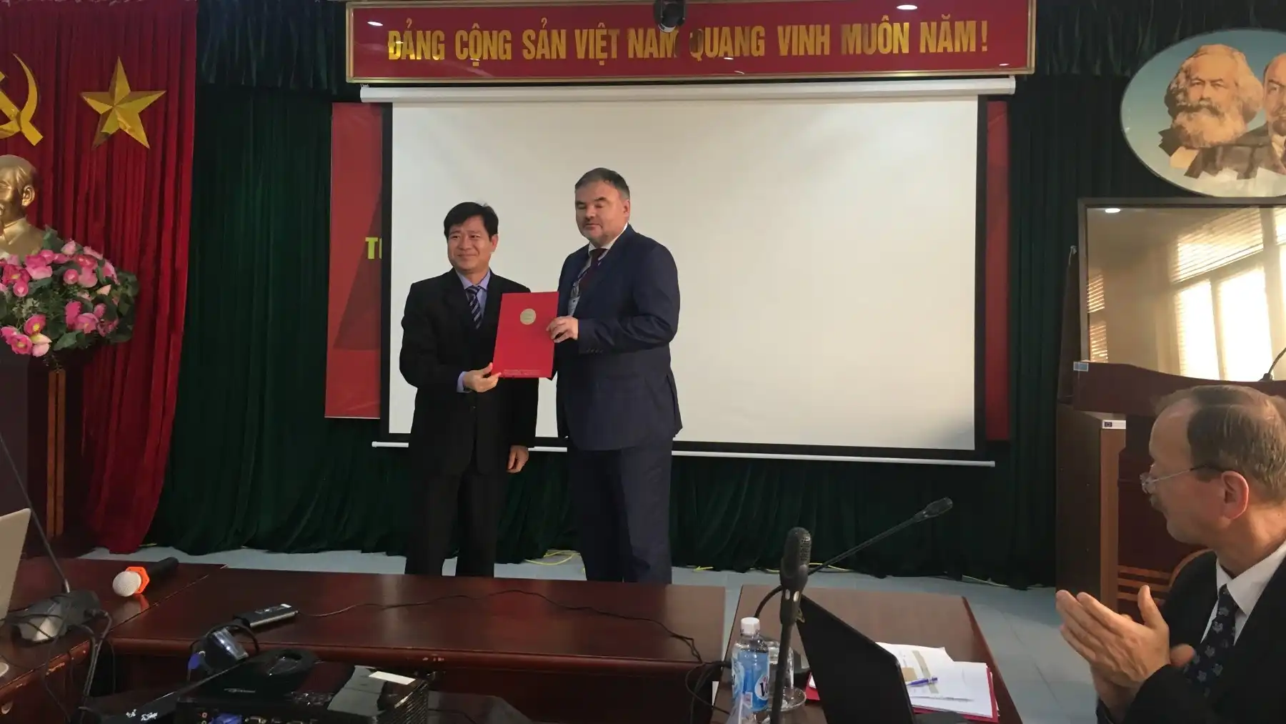 skgmi gtu tham dai hoc mo dia chat