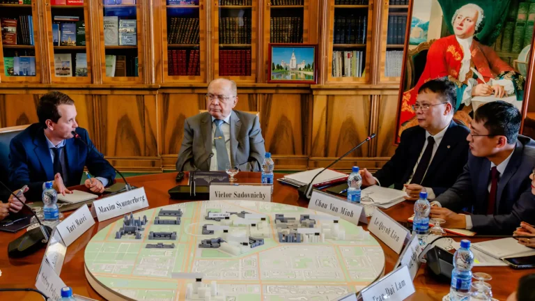 Đại học Lomonosov tiếp đoàn Viện Hàn lâm Khoa học và Công nghệ Việt Nam 3 dai hoc lomonosov tiep doan vien han lam khoa hoc va cong nghe viet nam