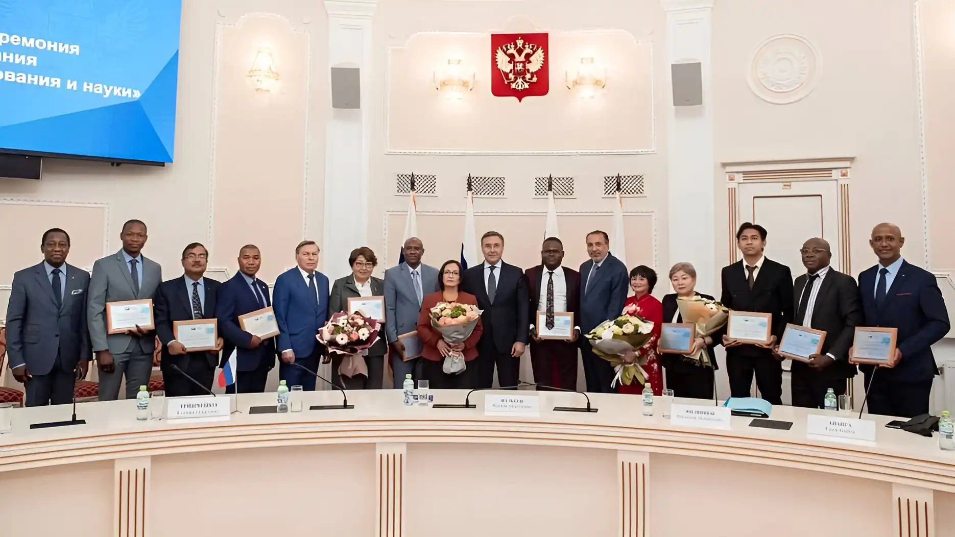 Trao danh hiệu "Đại sứ giáo dục và khoa học Nga" lần thứ hai, năm 2025 1 trao danh hieu dai su giao duc va khoa hoc nga lan thu hai nam 2025