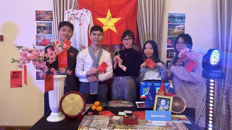 sinh vien viet nam tham du trien lam van hoa quoc te tai dai hoc tusur