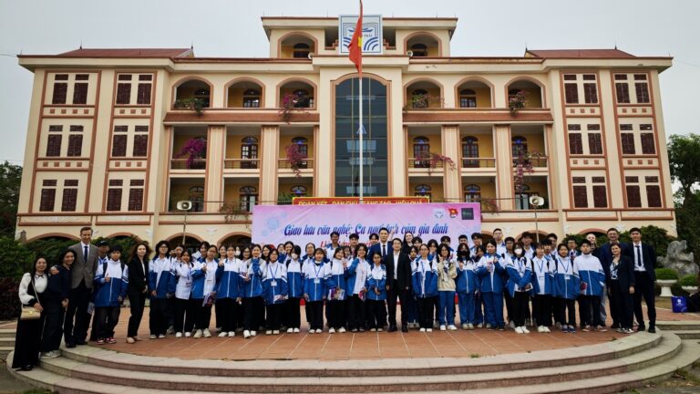 trien lam cac truong dai hoc nga tai thpt chuyen nguyen trai hai duong