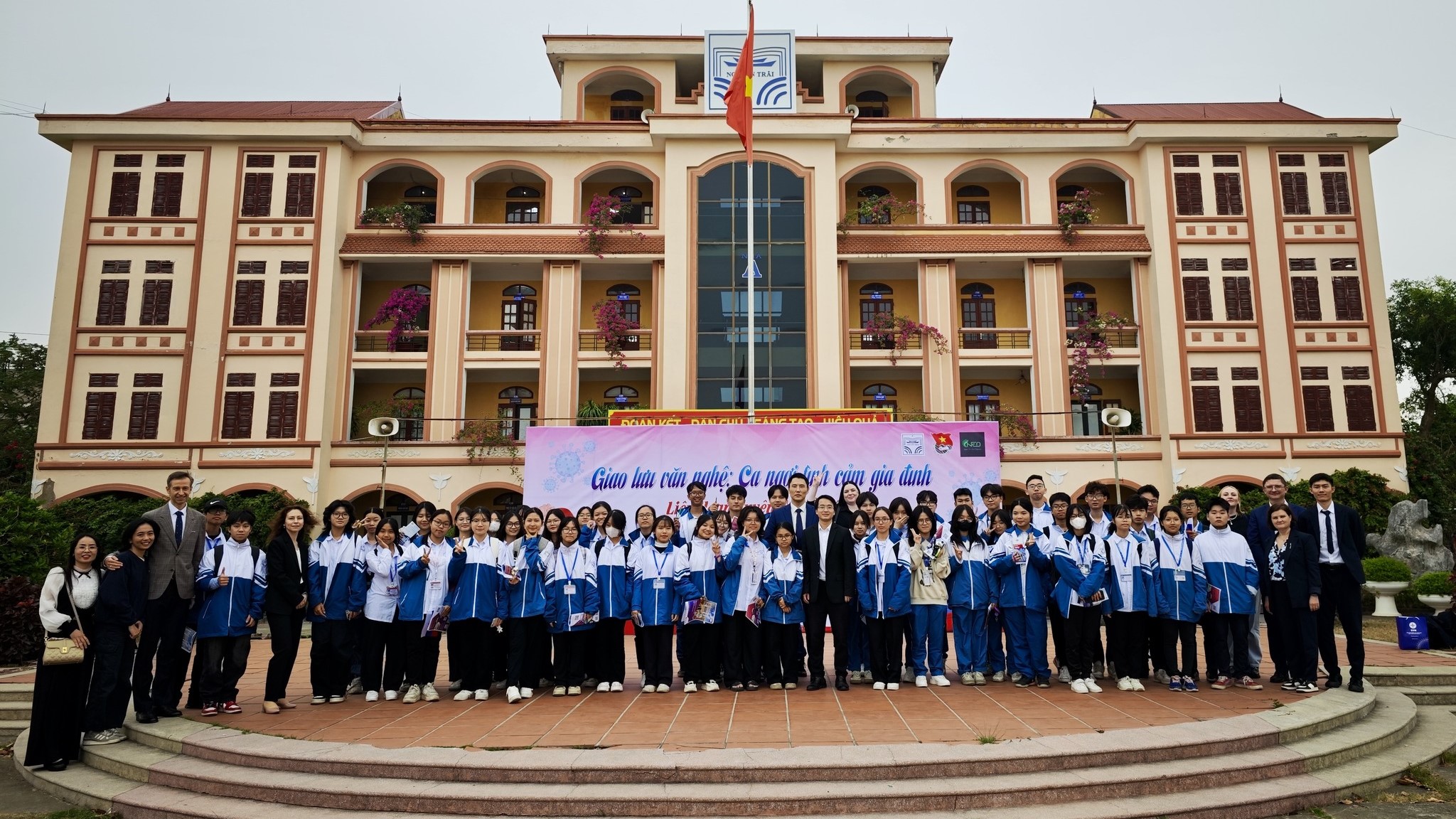 Triển lãm “Các trường đại học Nga” tại THPT chuyên Nguyễn Trãi, Hải Dương 1 trien lam cac truong dai hoc nga tai thpt chuyen nguyen trai hai duong