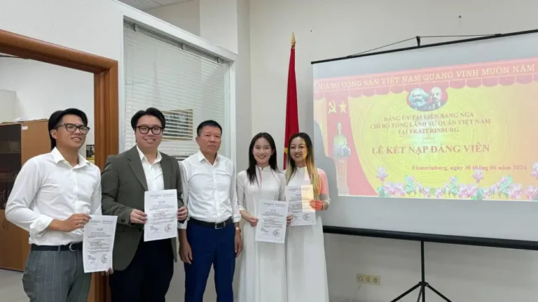 Bước tiến trong phong trào kết nạp đảng viên mới tại Ekaterinburg 27 buoc tien trong phong trao ket nap dang vien moi tai ekaterinburg