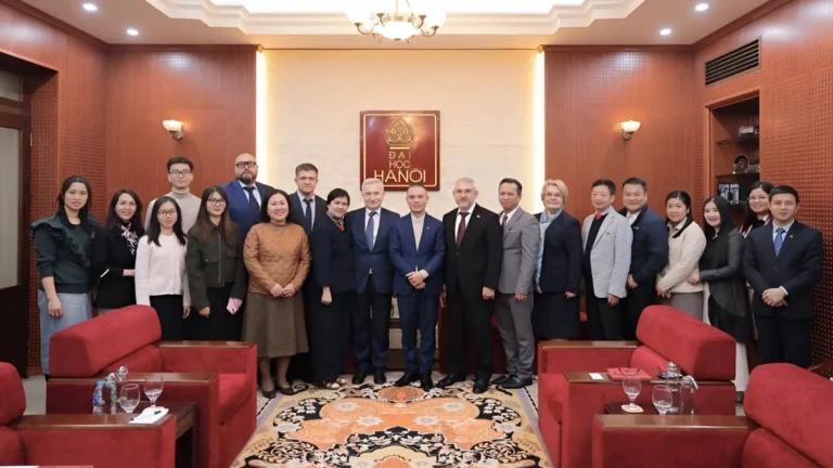 doan bo giao duc lien bang nga tham va lam viec tai dai hoc ha noi