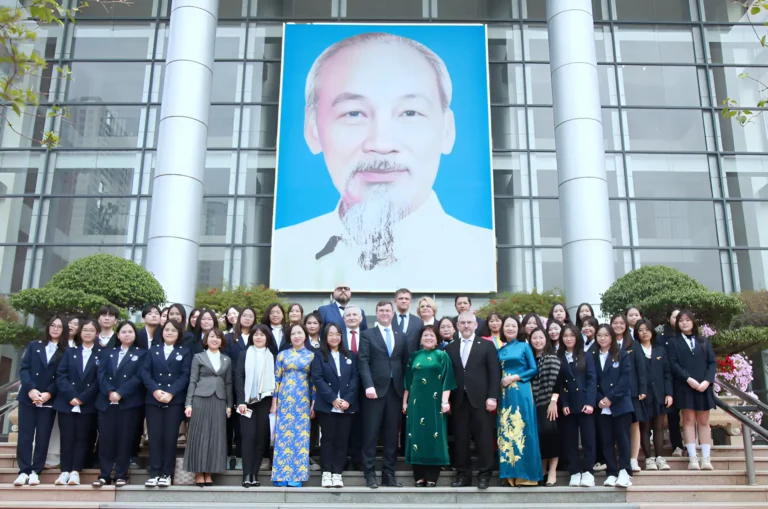 thu truong bo giao duc nga tham truong thpt chuyen ha noi amsterdam