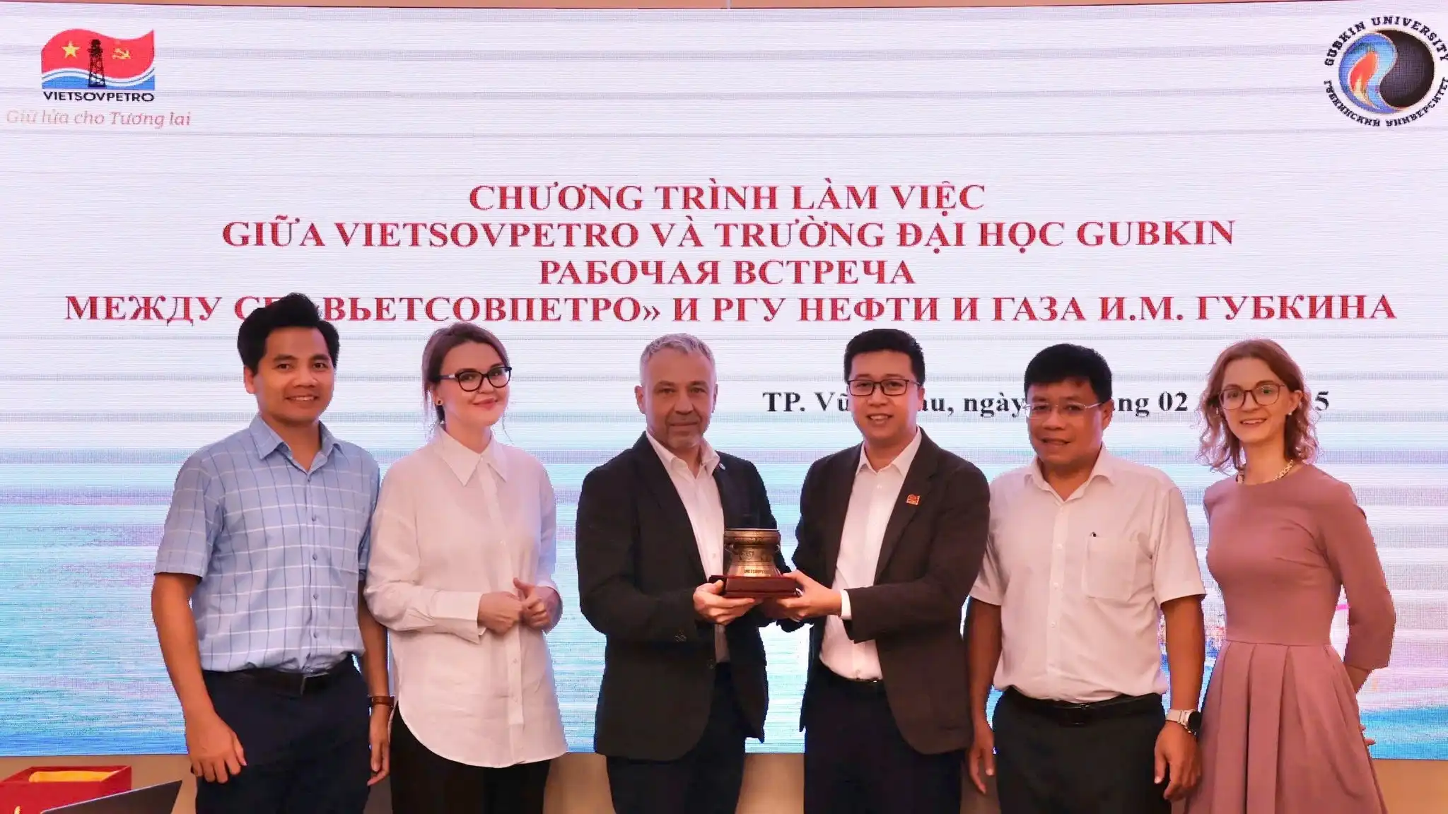 Đại học Dầu khí Gubkin đến thăm và làm việc tại Tập đoàn Vietsovpetro 1 dai hoc dau khi gubkin den tham va lam viec tai tap doan vietsovpetro