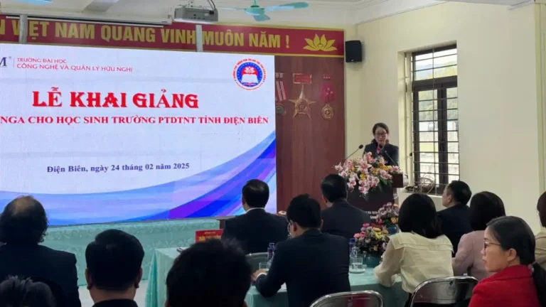 khai giang lop hoc tieng nga cho hoc sinh dan toc tinh dien bien