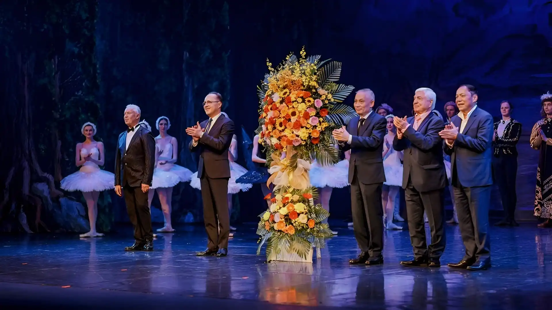 Bộ trưởng Bộ VHTTDL Nguyễn Văn Hùng cùng các đại biểu tặng hoa chúc mừng các nghệ sĩ