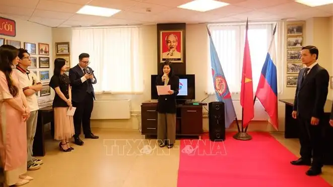 nguoi viet tai mien trung nuoc nga huong ve to quoc trong ngay dai le