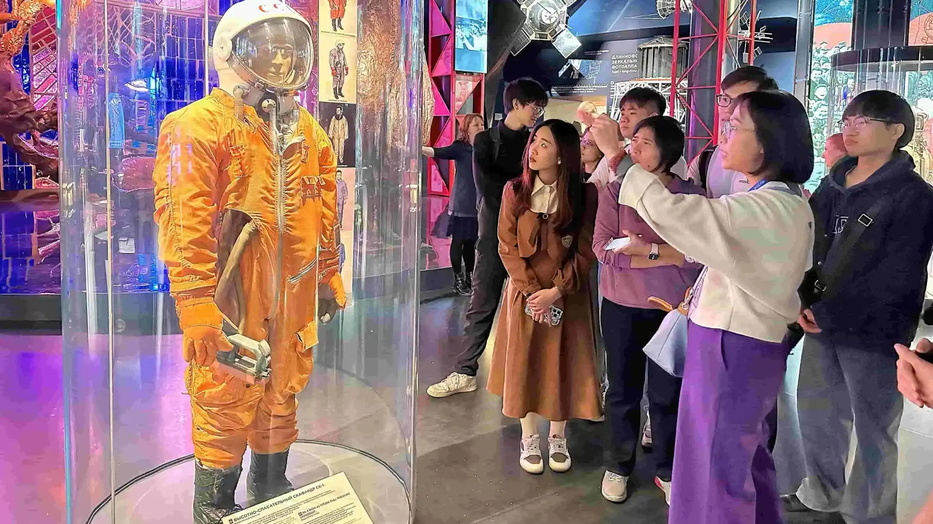 Chị Lan Hương chia sẻ những câu chuyện thú vị về hành trình chinh phục vũ trụ bao la của con người.