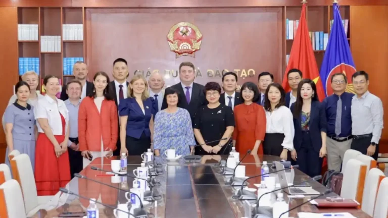 viet nam va lien bang nga thuc day mang luoi dai hoc kinh te