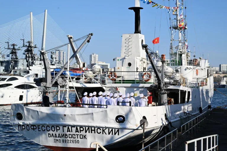 nga ban giao tau nghien cuu giao su gagarinsky cho viet nam