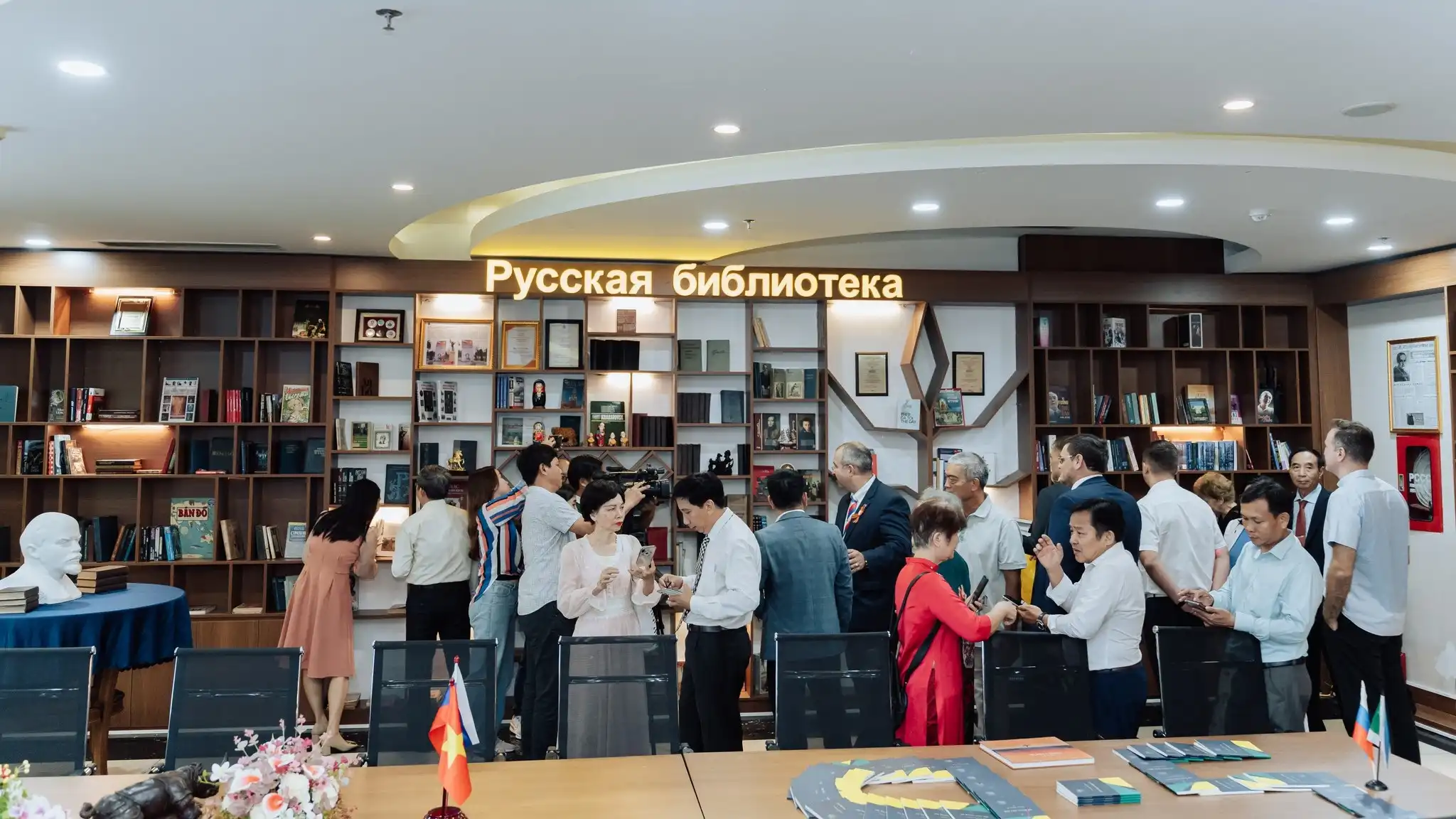 ra mat thu vien sach nga giua long pho bien nha trang 2