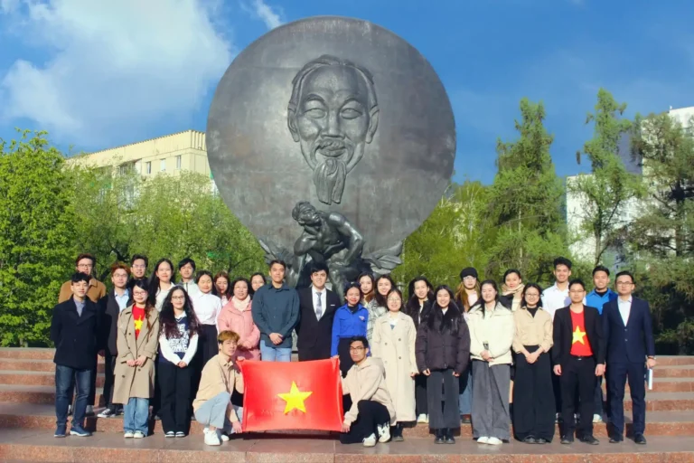 sinh vien gubkin pushkin va su pham moscow dang hoa mung dai le