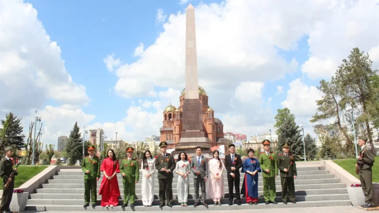 sinh vien viet nam tai volgograd dang hoa ky niem 80 nam ngay chien thang