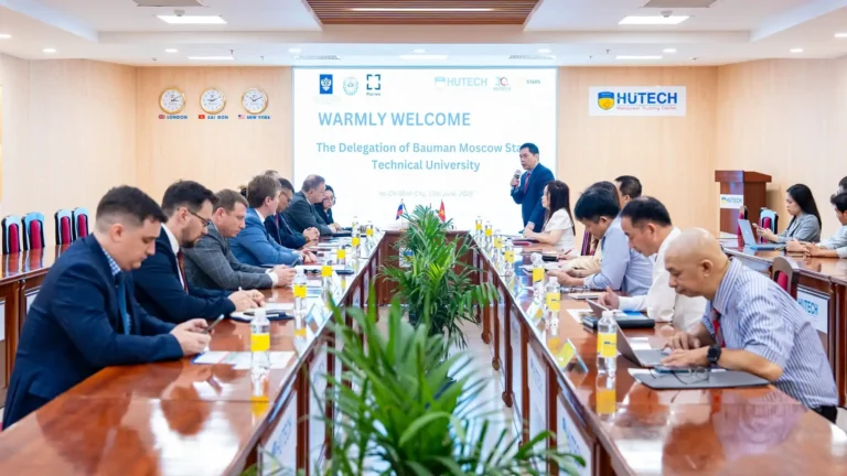 doan dai bieu dai hoc bauman tham va lam viec tai hutech 1