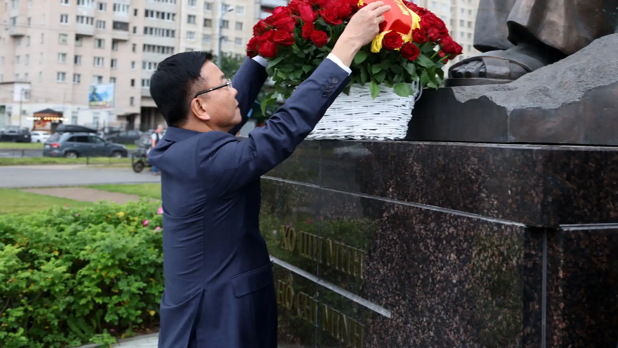 pho thu tuong le thanh long dang hoa tai tuong dai chu tich ho chi minh 1