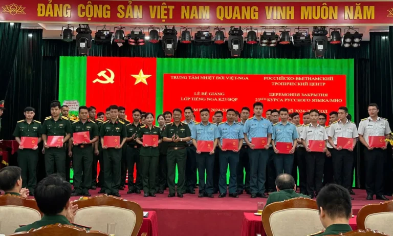 be giang lop tieng nga k23 bqp tai trung tam nhiet doi viet nga
