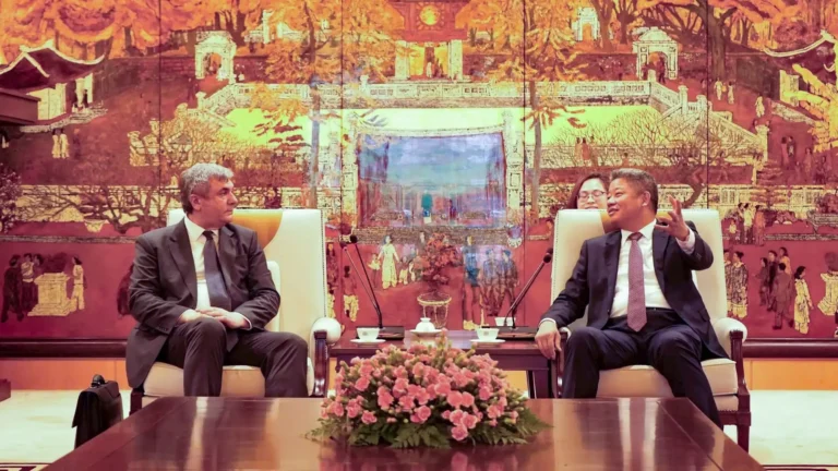 ha noi va saint petersburg thuc day hop tac toan dien Cropped